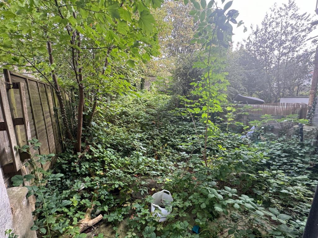Lot: 21 - FREEHOLD TWO-BEDROOM GARDEN MAISONETTE PLUS GROUND RENT - Rear garden